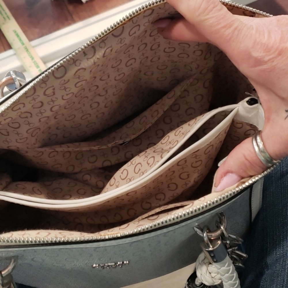 Guess shoulder bad with wallet - Picture 5 of 12